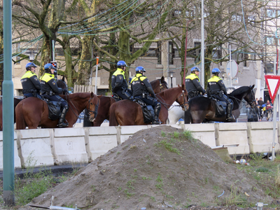 907391 Afbeelding van de bereden politie op het Smakkelaarsveld te Utrecht, voorafgaand aan de voetbalwedstrijd FC ...